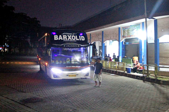 Armada bus tiba di Terminal Induk Jati Kudus, Kabupaten Kudus, Jawa Tengah pada Senin (16/3) pagi. Foto: Vega Ma'arrijil Ula/kumparan