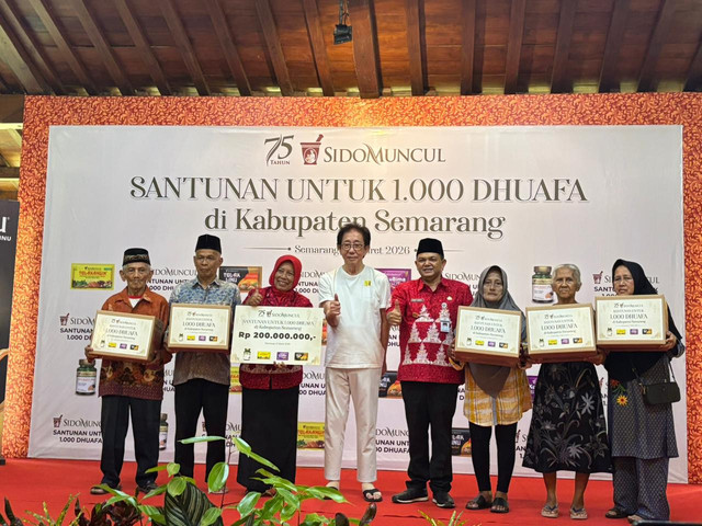 Irwan Hidayat memberikan santunan untuk duafa di Semarang. Foto: kumparan/Intan Alliva