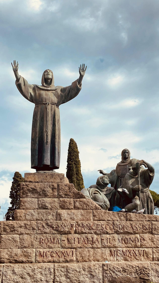 Ilustrasi St Fransiskus  Asisi. https://www.pexels.com/photo/stone-monument-with-saint-francis-of-assisi-statue-11313521/