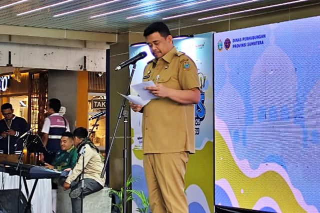 Gubernur Sumatera Utara, Bobby Nasution, saat pelepasan pemudik gratis jalur kereta api di stasiun KAI Medan, Senin (16/3). Foto: Amar Marpaung/kumparan