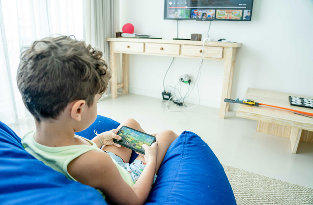 Anak sedang bermain internet (sumber: pexels.com)