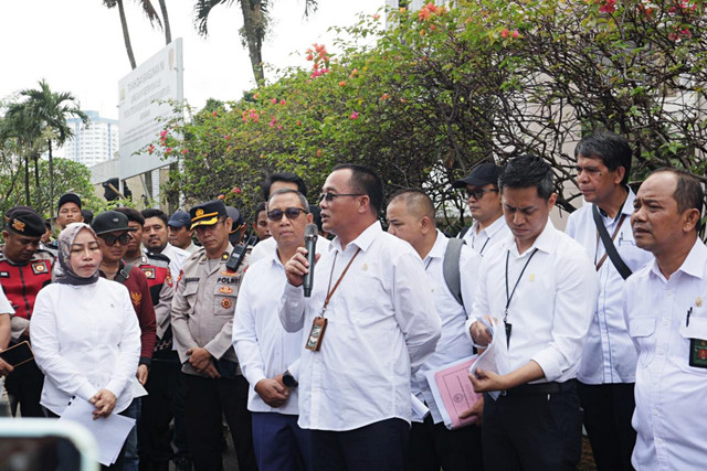Tim dari PN Jakpus melakukan cek lokasi lahan di kawasan Hotel Sultan yang segera dieksekusi. Foto: Dok. Istimewa