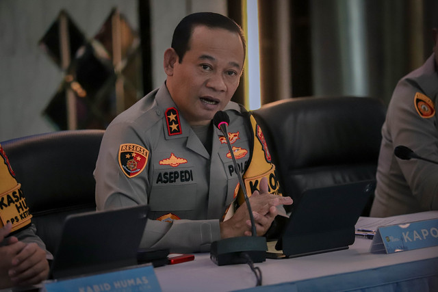 Kapolda Metro Jaya Irjen Pol Asep Edi Suheri gelar konferensi pers perkembangan penanganan kasus penyiraman air keras di Gedung Promoter Polda Metro Jaya, Jakarta, Senin (16/3/2026). Foto: Jamal Ramadhan/kumparan