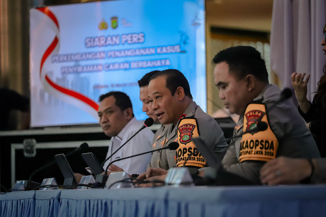 Kapolda Metro Jaya Irjen Pol Asep Edi Suheri (tengah) berbicara pada konferensi pers perkembangan penanganan kasus penyiraman air keras di Gedung Promoter Polda Metro Jaya, Jakarta, Senin (16/3/2026). Foto: Jamal Ramadhan/kumparan