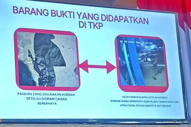 Foto barang bukti yang diamankan oleh polisi dari TKP penyiraman air keras Andrie Yunus, Senin (16/3). Foto: Ryan Iqbal/kumparan