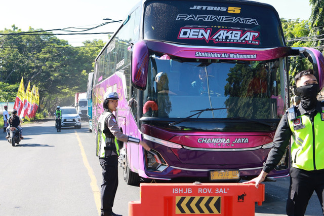 Polisi lalu lintas mengatur arus mudik menuju Pelabuhan Gilimanuk, Senin (16/3/2026). Foto: Polda Bali