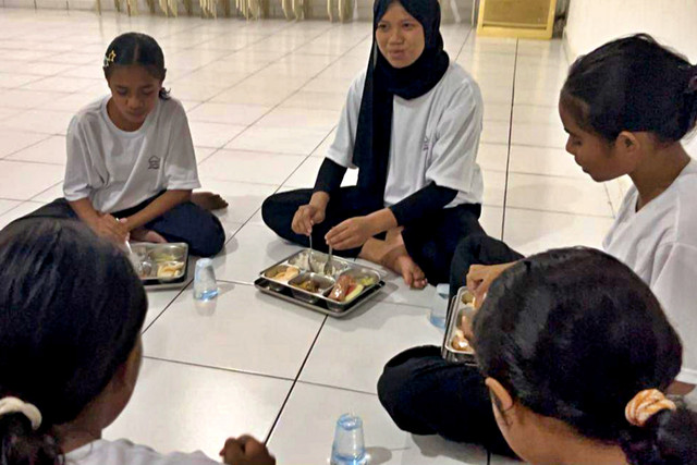 Anisa Saharia (16) (kedua kiri), siswa muslim di Sekolah Rakyat Menengah Pertama (SRMP) 19 Kupang. Foto: Dok. Kemensos