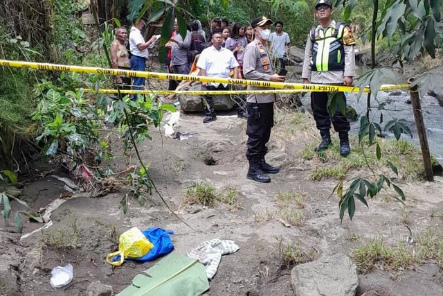 Polisi melakukan olah TKP temuan mayat bayi di bawah jembatan di Ungaran Kabupaten Semarang, Senin (16/3/2026). Foto: Polres Semarang