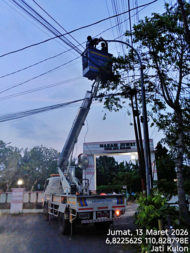 Dishub Kudus melakukan perbaikan LPJU. Foto: Dok. Dishub Kudus