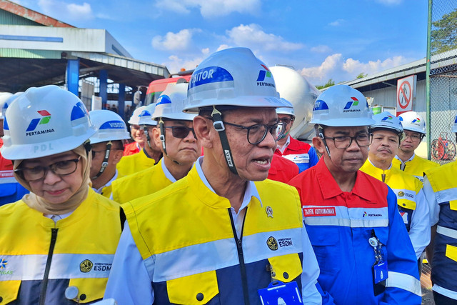 Wamen ESDM, Yuliot tanjung meninjau kesiapan infrastruktur energi di FT Padalarang, Jawa Barat pada Senin (16/3). Foto: Argya Maheswara/kumparan