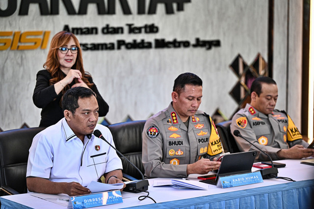 Kapolda Metro Jaya, Dirreskrimum Polda Metro Jaya, Kabid Humas Polda Metro Jaya menyampaikan perkembangan penanganan kasus penyiraman air keras terhadap aktivis KontraS Andrie Yunus di Mapolda Metro Jaya, Jakarta, Senin (16/3). Foto: Fauzan/ANTARA FOTO