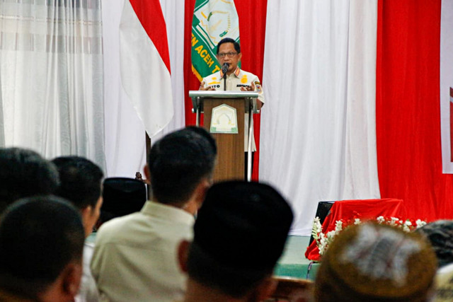 Mendagri sekaligus Kasatgas PRR Tito Karnavian saat serahkan bansos bagi korban bencana Sumatera di Aceh Timur, Aceh, Senin (16/3/2026). Foto: Dok. Satgas PRR