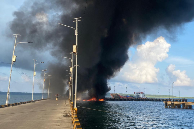 Asap membubung tinggi dari kapal motor (KM) Citra Anugrah yang terbakar saat bersandar di area Pelabuhan Rauf Rahman Benteng, Benteng, Kabupaten Kepulauan Selayar, Sulsel, Senin (16/3/2026). Foto: Dok. Polres Kepulauan Selayar