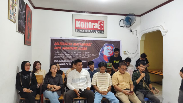 Direktur LBH Medan, Irvan Saputra, saat memberikan pernyataan sikap tentang penyerangan Andrie Yunus di kantor KontraS Sumut, Senin (16/3/2026). Foto: Amar Marpaung/kumparan