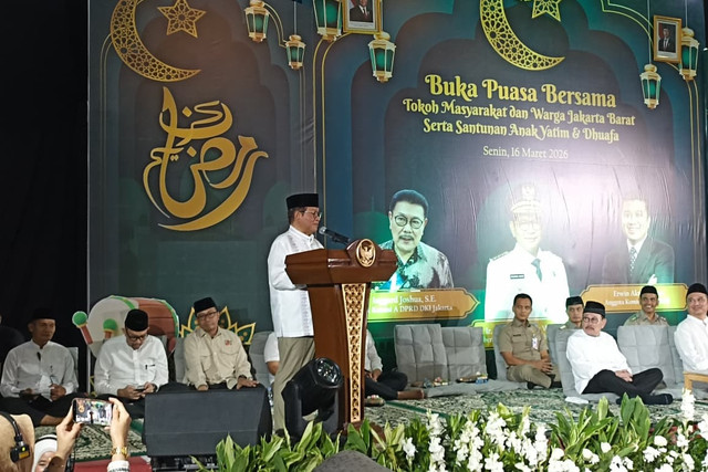 Gubernur DKI Jakarta Pramono Anung menghadiri Buka Bersama Tokoh Masyarakat dan Warga Jakarta Barat serta Santunan Anak Yatim & Dhuafa di Gedung Olahraga Cengkareng, Jakarta Barat, Senin (16/3/2026). Foto: Nauval Pratama/kumparan