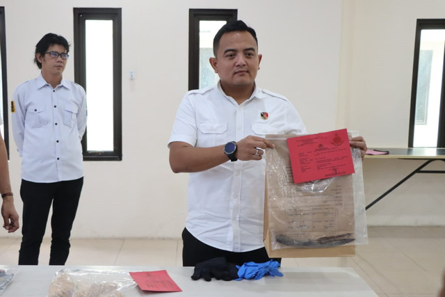 Kasat Reskrim Polresta Pati Kompol Dika Hadian Widyatama menunjukkan barang bukti kasus tongtek sahur di Kabupaten Pati. Foto: Polresta Pati
