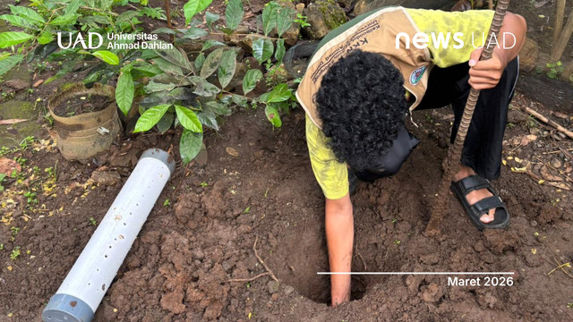 Mahasiswa KKN Universitas Ahmad Dahlan (UAD) membuat lubang resapan biopori bersama masyarakat Desa Kalibondol, Kecamatan Sentolo (Foto. KKN UAD)