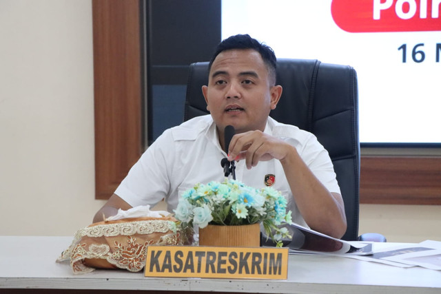 Kasat Reskrim Polresta Pati Kompol Dika Hadian Widyatama menunjukkan barang bukti. Foto: Polresta Pati
