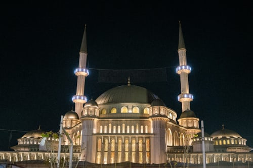 Ilustrasi Daftar Lokasi Sholat Idul Fitri 1447 H di Bandung, Foto: Unsplash/Collin Ross