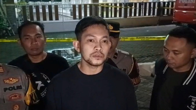 Kasat Reskrim Polres Jember, AKP Angga Riatma di lokasi ledakan Masjid Pesona Regency, Jember, Senin (16/3/2026). Foto: kumparan