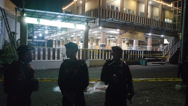 Polisi berjaga usai ledakan di Masjid Pesona Regency, Jember, Senin (16/3/2026). Foto: kumparan