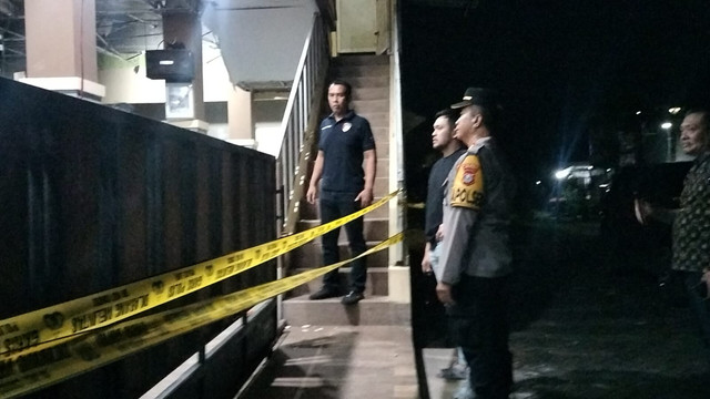 Polisi berjaga usai ledakan di Masjid Pesona Regency, Jember, Senin (16/3/2026). Foto: Dok. Istimewa