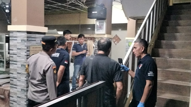 Polisi berjaga usai ledakan di Masjid Pesona Regency, Jember, Senin (16/3/2026). Foto: Dok. Istimewa