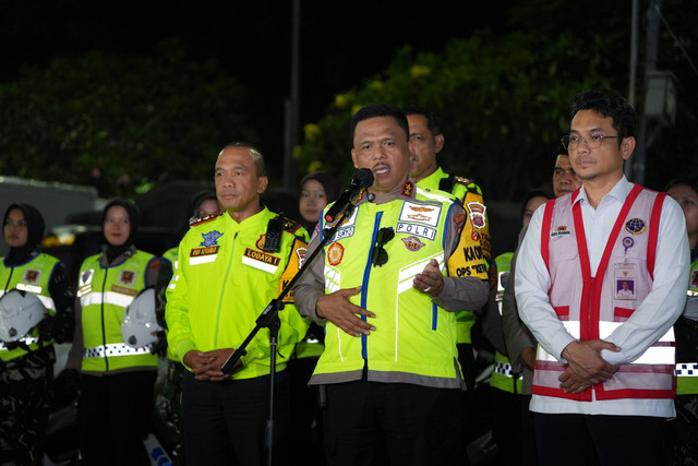Kepala Korps Lalu Lintas (Kakorlantas) Kepolisian Negara Republik Indonesia Agus Suryonugroho meninjau langsung Pos Terpadu KM 57. Foto: Korlantas Polri