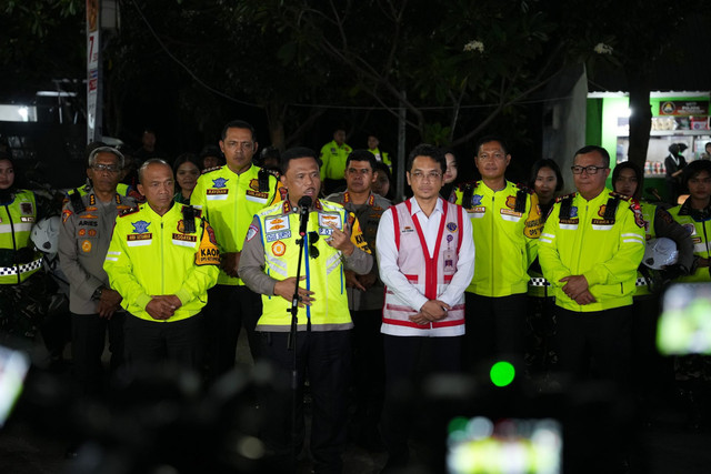 Kepala Korps Lalu Lintas (Kakorlantas) Kepolisian Negara Republik Indonesia Agus Suryonugroho meninjau langsung Pos Terpadu KM 57. Foto: Korlantas Polri