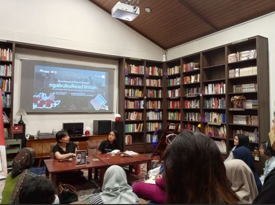 Kegiatan NgabubuRead Ilmiah di Margin Library yang diadakan oleh The Conversation Indonesia dan Komunitas Baca Bareng Jakarta (Dokumen Pribadi)