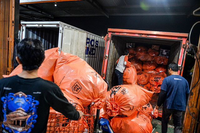 Pekerja memasukan paket yang akan dikirim di Kantor PT Pos Indonesia (Persero) Regional 3 Bandung, Jawa Barat, Senin (16/3/2026). Foto: Raisan Al Farisi/ANTARA FOTO