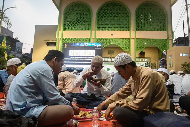 Umat Islam berbuka puasa bersama dalam tradisi malam 27 Ramadhan di Kampung Arab Pekojan, Jakarta, Senin (16/3/2026). Foto: Sulthony Hasanuddin/ANTARA FOTO 