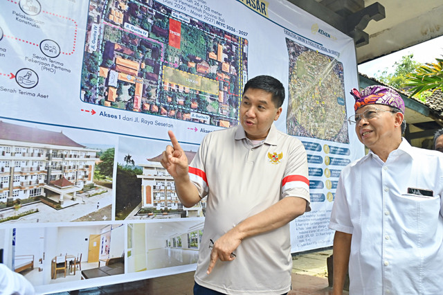 Menteri Perumahan dan Kawasan Permukiman (PKP) Maruarar Sirait (kiri) didampingi Gubernur Bali Wayan Koster (kanan) meninjau usulan lokasi pembangunan rumah susun bagi masyarakat berpenghasilan rendah (MBR) di Denpasar, Bali, Senin (16/3/2026). Foto: Fikri Yusuf/ANTARA FOTO