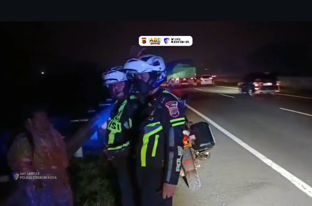 Tim Urai Satlantas Polres Cirebon Kota mengevakuasi emak-emak yang tersesat di Tol Palikanci dok Polres Cirebon Kota