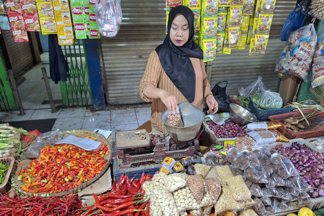 Pedagang di Pasar Kramat Jati, Jakarta Timur pada Selasa (17/3). Foto: Argya Maheswara/kumparan