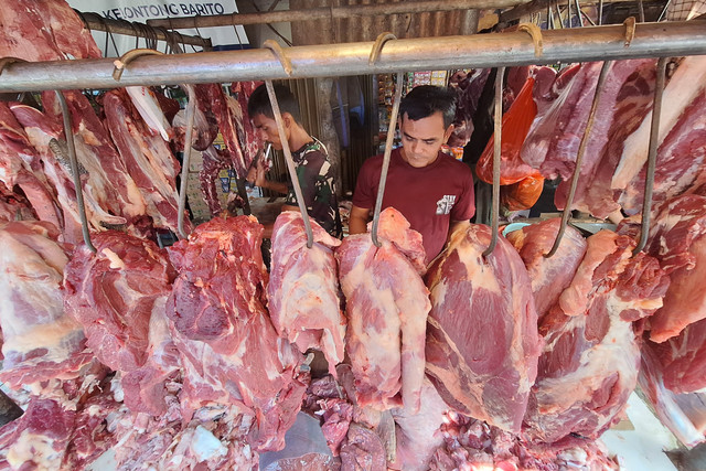 Pedagang di Pasar Kramat Jati, Jakarta Timur pada Selasa (17/3). Foto: Argya Maheswara/kumparan