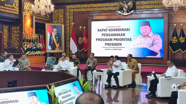 Mensesneg Prasetyo Hadi memimpin Rapat Koordinasi Pengawakan Program Prioritas Presiden di Kemhan, Jakarta Pusat, Selasa (17/3). Foto: Zamachsyari/kumparan