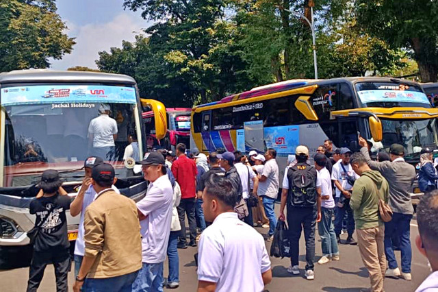 Pelepasan Kegiatan Mudik Bersama Defend ID Tahun 2026 di depan Gedung Sate Kota Bandung, Selasa (17/3). Foto: Abisatya/kumparan