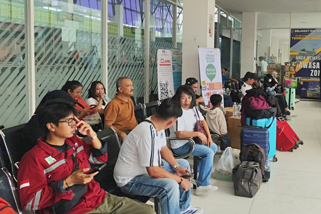 Suasana masyarakat menunggu keberangkatan bus di loket bus Terminal Amplas, Medan, Selasa (17/3). Foto: Amar Marpaung/kumparan