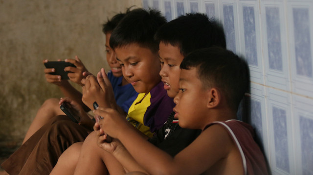 Ilustrasi anak main media sosial. Foto: Rizky Arief Permana/Shutterstock