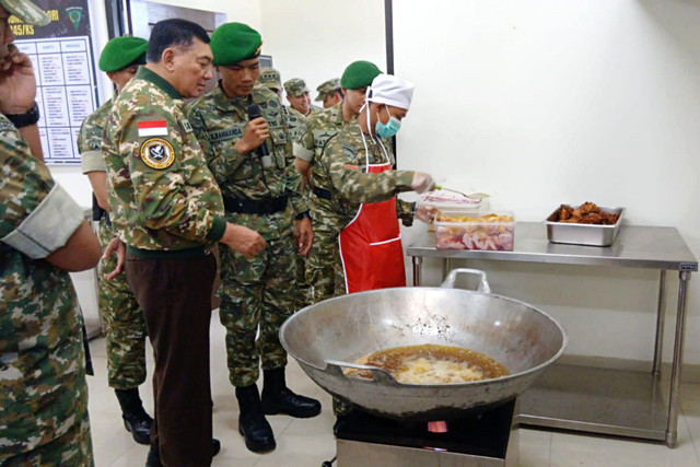 Menhan Sjafrie Sjamsoeddin meninjau dapur prajurit Yon TP 845 KS, Selasa (17/3). Foto: Andreas Ricky Febrian/kumparan