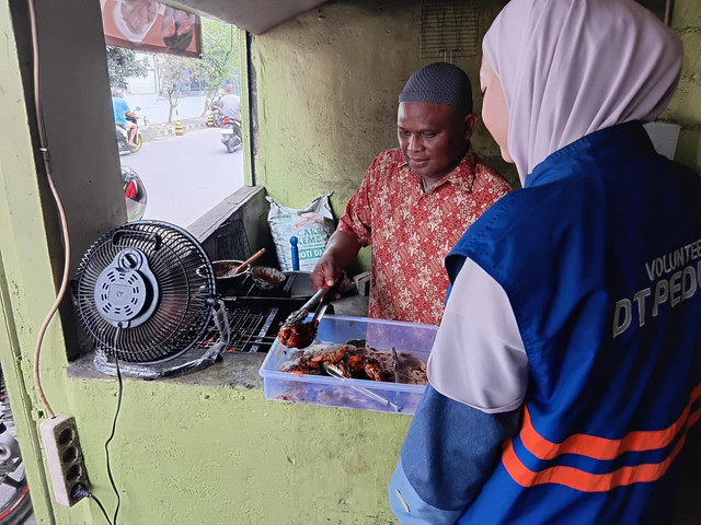 DT Peduli siapkan menu berbuka untuk anak-anak yatim piatu dari UMKM Disabilitas Binaan (Sumber : DT Peduli)