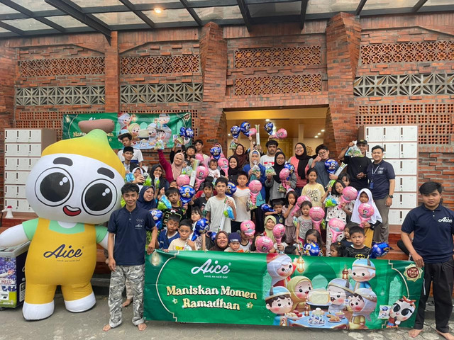 Aice Group kembali berbagi takjil es krim dalam program Maniskan Momen Ramadan. Foto: Aice.