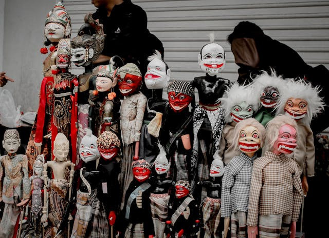 Wayang thengul menampilkan karakter dan cerita yang unik. Sumber foto: pexels.com