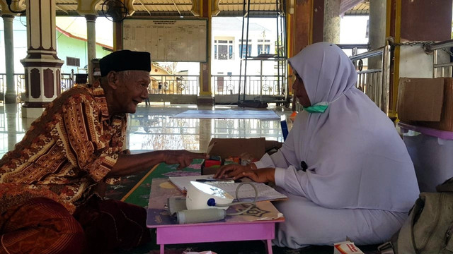 Penyintas Bencana di Pidie Jaya dapatkan layanan kesehatan gratis oleh DT Peduli yang dilaksanakan di Meunasah (Sumber : DT Peduli)