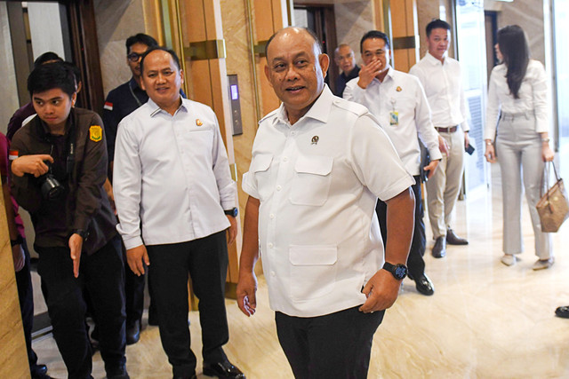Kepala Badan Gizi Nasional (BGN) Dadan Hindayana (tengah) berjalan usai bertemu dengan Jaksa Agung ST Burhanuddin di Gedung Kejaksaan Agung, Jakarta, Selasa (17/3/2026). Foto: Aditya Pradana Putra/ANTARA FOTO