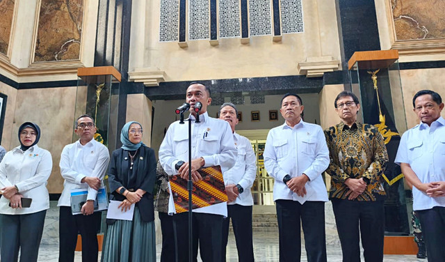 Konferensi Pers Menteri Sekretaris Negara Prasetyo Hadi di Kemhan RI, Jakarta Pusat, Selasa (17/3). Foto: Zamachsyari/kumparan