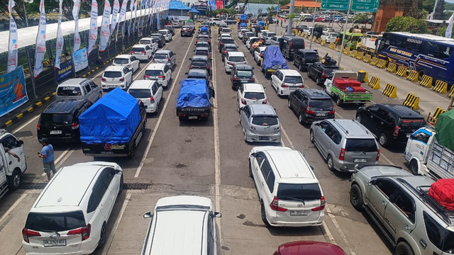 Suasana kepadatan antrean kendaraan menuju dan menyebrang di Pelabuhan Gilimanuk, pada Selasa (17/3). Foto: Denita br Matondang/kumparan
