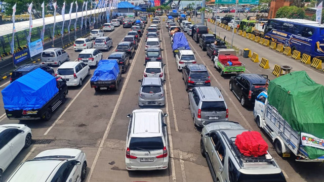 Suasana kepadatan antrean kendaraan menuju dan menyebrang di Pelabuhan Gilimanuk, pada Selasa (17/3). Foto: Denita br Matondang/kumparan