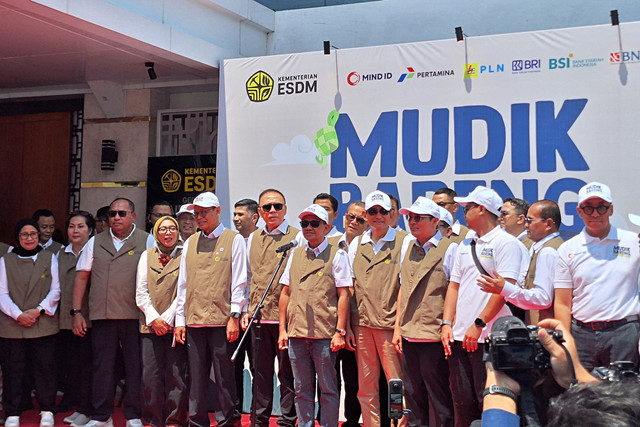 Menteri ESDM, Bahlil Lahadalia usai melepas rombongan mudik sektor ESDM di Kantor Kementerian ESDM, Jakarta pada Selasa (17/3). Foto: Argya Maheswara/kumparan